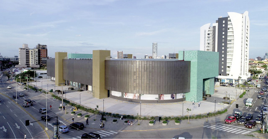 Das Großprojekt der Shoppingmall „Patio Design“ mit einer Fassade aus Tecu Oxid Mesh, Tecu Gold Mesh und Tecu Patina Schindeln betreute Herbert Mock in Santa Cruz/Bolivien