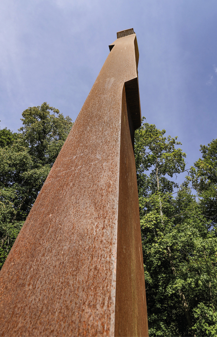 Scheinbar endlos reckt sich die schlanke Figur gen Himmel