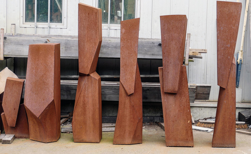 Sextett: Faas’ Cortenstahl-Stelen beziehen sich auf den menschlichen Körper, sind jedoch stark reduziert und in ihrer anthropomorphen Gestalt verfremdet