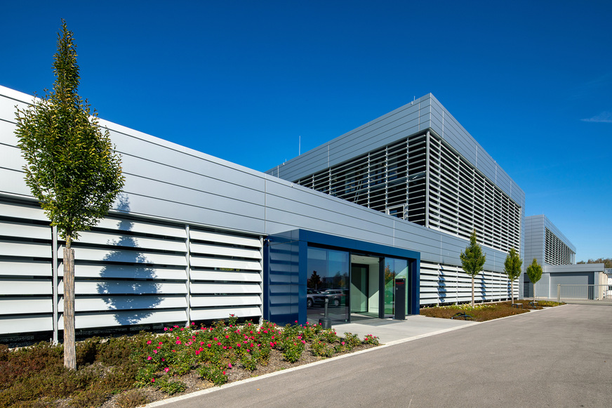 Die horizontale Anordnung der schmalen Planum-Elemente korrespondiert mit den Großlamellen der Sonnenschutzanlage perfekt und verleiht den Gebäuden Transparenz und Leichtigkeit.