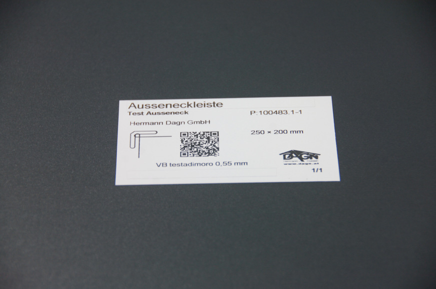 Dagn-Label: Die Maschinen lesen den Code, der Klartext erleichtert die Zuordnung durch die Mitarbeiter in der Vorfertigung und auf der Baustelle