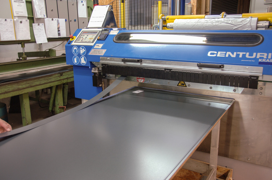 Direkt beim Blechzuschnitt erhält jedes Rohteil ein Label (hier oben links), das die weiteren Prozessschritte steuert