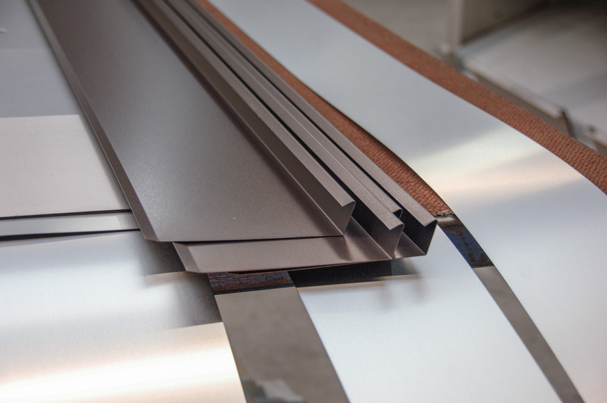 Die vorgefertigten Bleche werden kommissioniert und dann gemeinsam auf die Baustelle geliefert