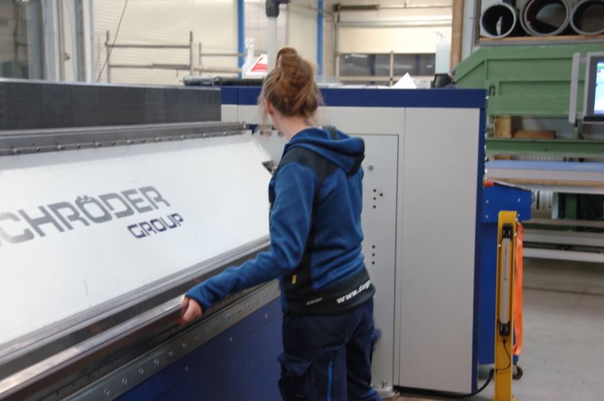 Wichtig für schmale Bleche: Zuschnitte können bei der Schröder PowerBend Professional von beiden Seiten angelegt werden.