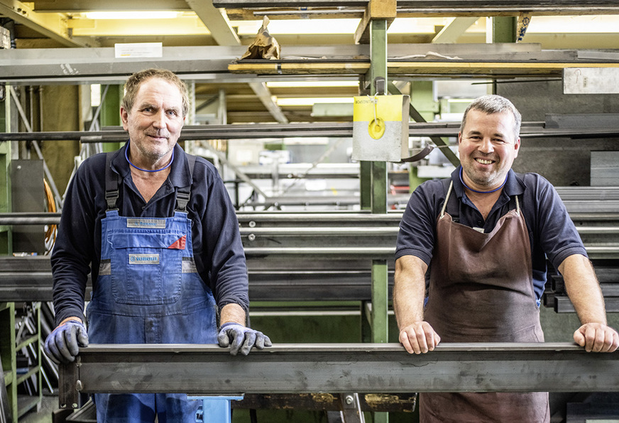 Gerhard und Walter aus der Vormontage/Kleinteilfertigung (20 Jahre Schechtl-­Erfahrung): „Schechtl fertigt 80 % der in den Maschinen verbauten Teile selbst. Auch wenn im neuen Gebäude vieles fortschrittlicher und automatisierter wird, bleibt sich Schechtl in dieser Hinsicht treu, sodass unsere Aufgaben weiterhin ein zentraler Faktor für die hohe Produktqualität bleiben werden.“