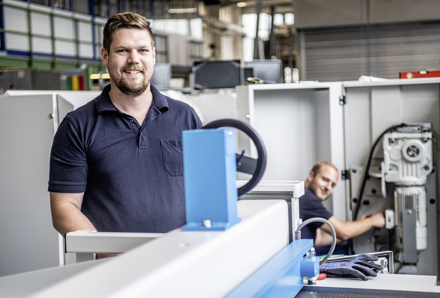 Manuel aus der Endmontage (17 Jahre bei Schechtl): „Ich habe bei Schechtl ­bereits meine Ausbildung zum Feinwerkmechaniker gemacht und ­durfte die Einführung einer Taktmontage in Vorbereitung auf unseren Neubau ­mitgestalten. Die Taktmontage hat sich im Produktionsablauf sehr gut bewährt, sodass ich dem Umzug in die neue Halle positiv entgegensehe“.