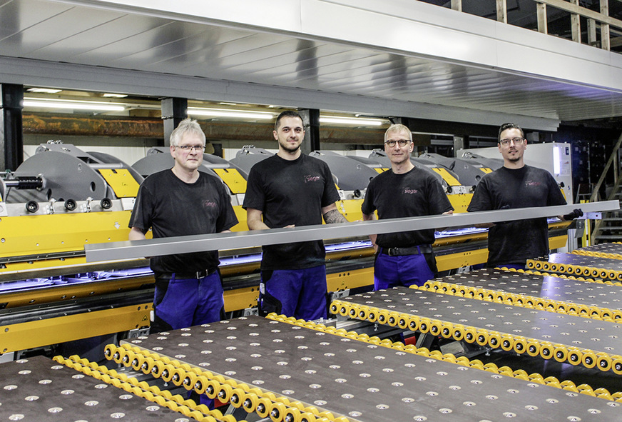 Firmenchef Jürgen Sieger (Zweiter von rechts) und sein Team sind mit dem ­Biegeresultat hochzufrieden und präsentieren stolz ein vollautomatisch ­hergestelltes Blechprofil