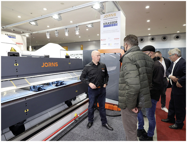 Reto Staeger informiert auf der Blechexpo über Langabkant­maschinen von Jorns