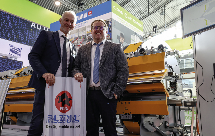 Marco Cappello und Stefan Kern von der Thalmann Maschinenbau AG an einem TD Doppelbieger. Weitere Informationen zu Thalmann finden Sie auf den Seiten&nbsp;18 und 58 in vorliegender Ausgabe