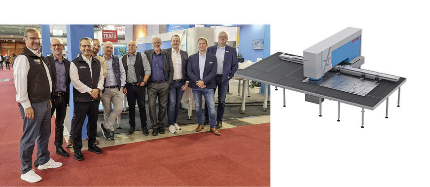 Das achtköpfige Team vom Zentrum für digitale Blechbearbeitung (s. Seite 56) informiert sich am Euromac-Stand bei Jürgen Resch und Frank Heyerick (r.) über die neue Hochleistungs-Stanzmaschine XT von Euromac. Die voll konfigurierbare Stanzmaschine ist mit sechs sowie mit zwölf Werkzeugstationen lieferbar. Die XT verfügt über einen Arbeitsbereich von 3000 x 1500 mm, sodass Großformattafeln ohne Nachsetzen bearbeitet werden können