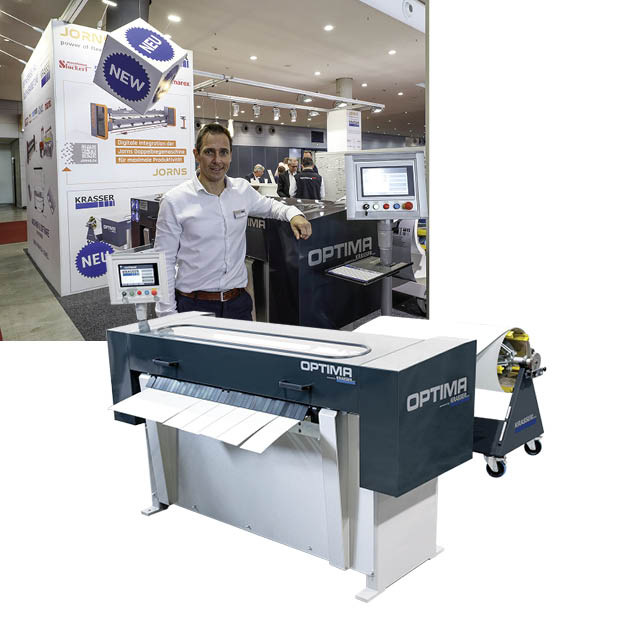 Christian Amon von der Krasser GmbH freut sich über die Premiere der Spaltanlage Optima. Die kompakte Anlage verfügt über eine automatische Messerverstellung für acht Messerpaare, Drei-Walzen-Richtfunktion, Querschnitt-Balkenschere und automatische Zuschnittparameter. Die Maschine verarbeitet max. 1250-mm-Coils direkt ab Coilwagen und bis zu einer Materialdicke von 1,25 mm bei Stahl. Mit einer Größe von L 1,6 x B 2,5 x H 1,3 m findet die Optima auch in kleineren Werkstätten Platz. Neben der maschineninternen und einfach zu bedienenden Steuerung verfügt die Optima über eine Bendex-Schnittstellenintegration