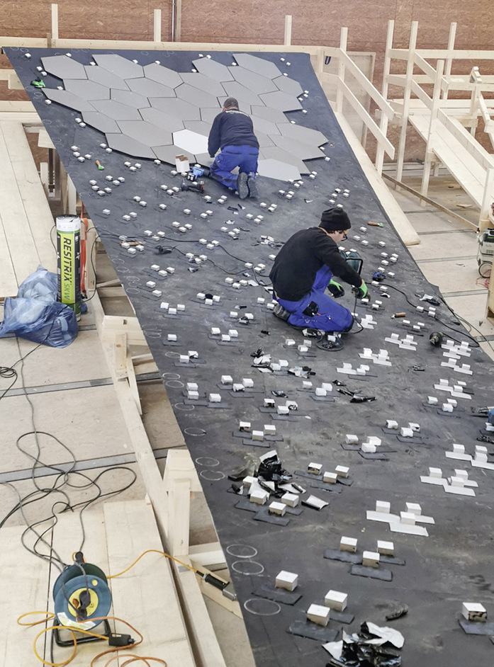 Die Montage der polygonalen Bedachungselemente aus Composite/VMZinc erfolgte zu rund 50 % in der Werkstatt