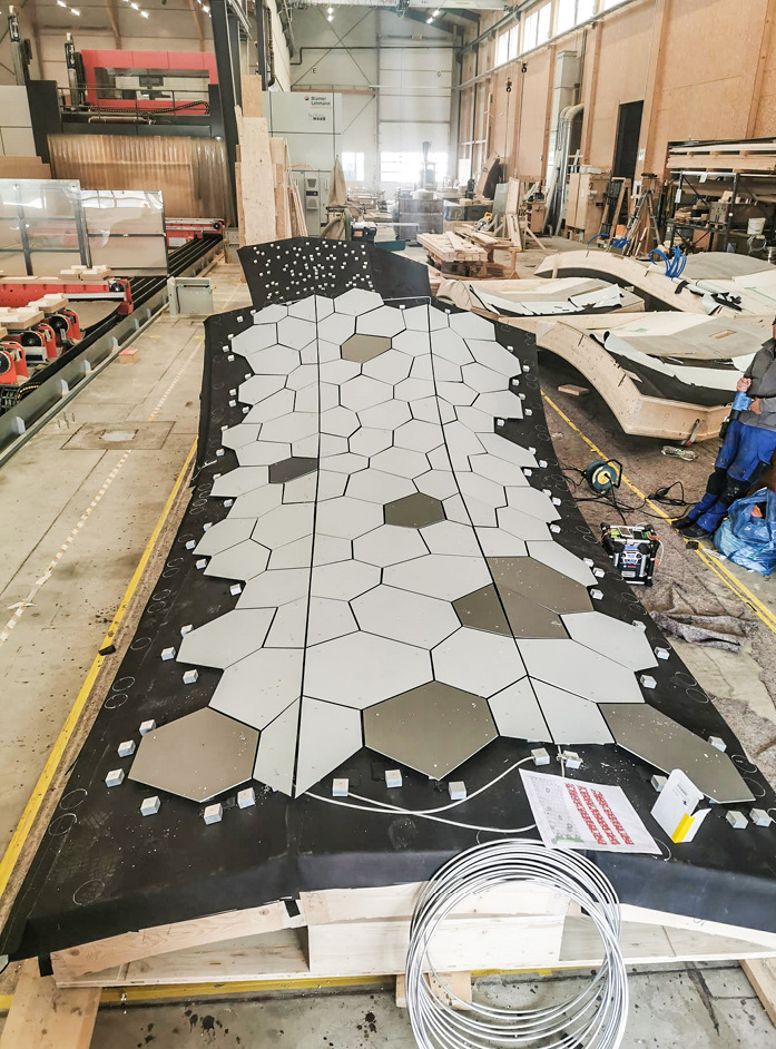 Zum hohen Vorfertigungsgrad gehörten neben der Abdichtung des Unterdaches auch die Vormontage der Dachelemente und der Blitzschutzanlage