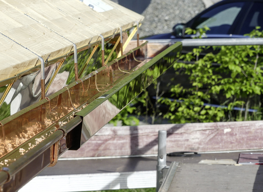 Die teilweise sehr tief angebrachte Kupferkastenrinne mit Blende aus Tecu Gold ...