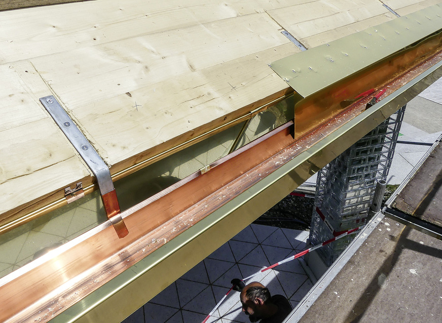 ... wurde zur Dachfläche hin mit konischen Traufblechen ausgestattet