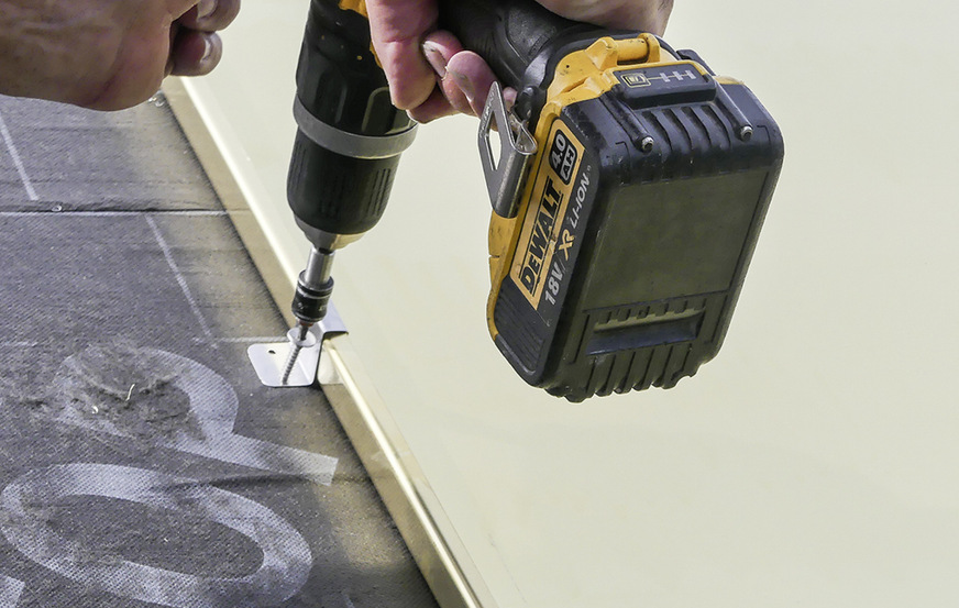 Scharbefestigung mit Edelstahlfesthafte und der speziell für Spengler entwickelten 4,9 x 24 mm großen Haftenschraube von Reisser