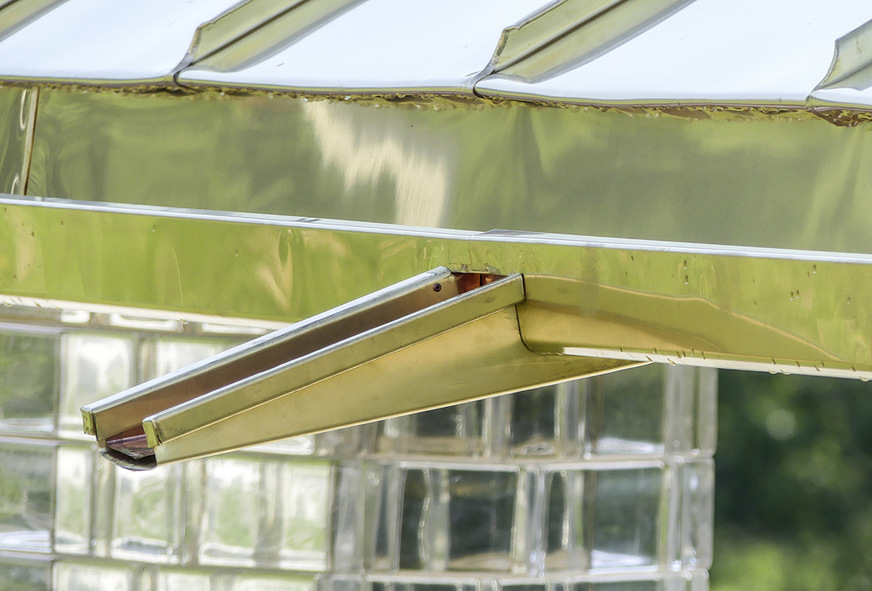 Passgenau: Der Wasserspeier fügt sich formschön an den Rinnenlauf an