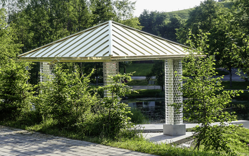 Schwebend: Die scheinbar nur aus Glasbausteinen hergestellten Stützen sorgen für Leichtigkeit