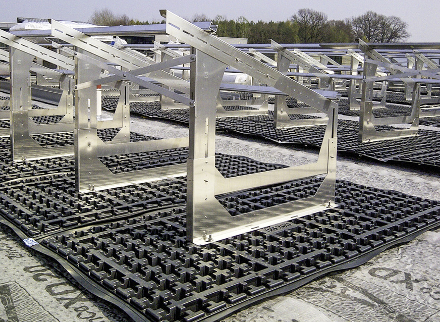 Das Montagesystem SolarVert von ZinCo durchdringt die Dachhaut nicht
