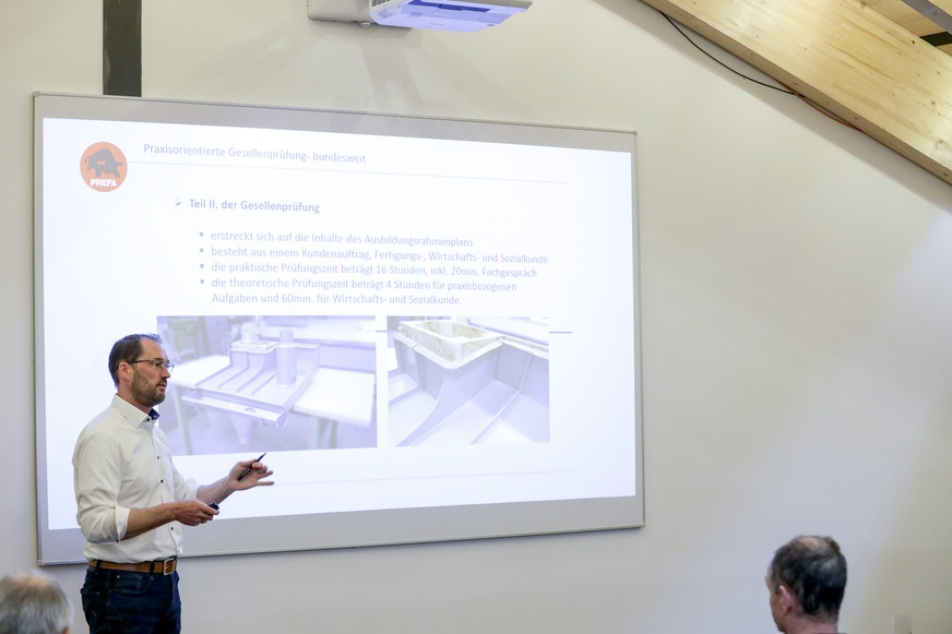 Berthold Ruck präsentiert ein Dachmodell zur Optimierung der Ausbildung