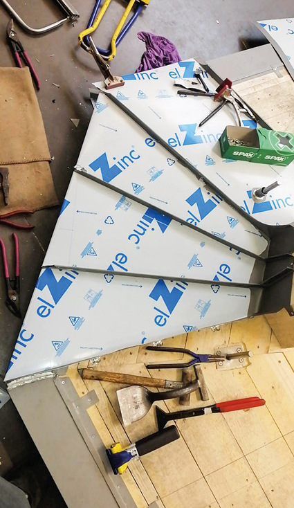 Bekleidung der Abdeckung am Laternensockel