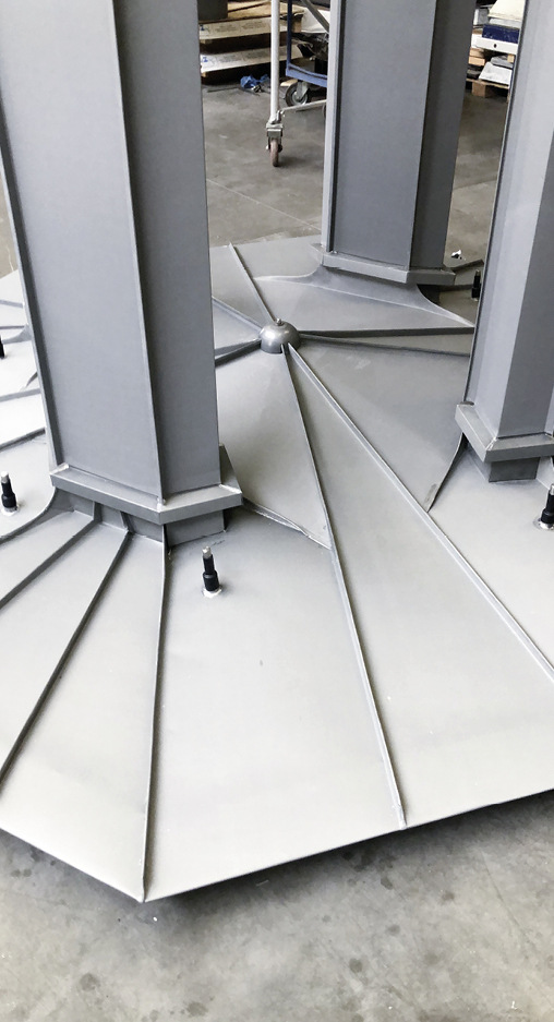 Laternensockel mit fertig aus­geführter Titanzinkeindeckung