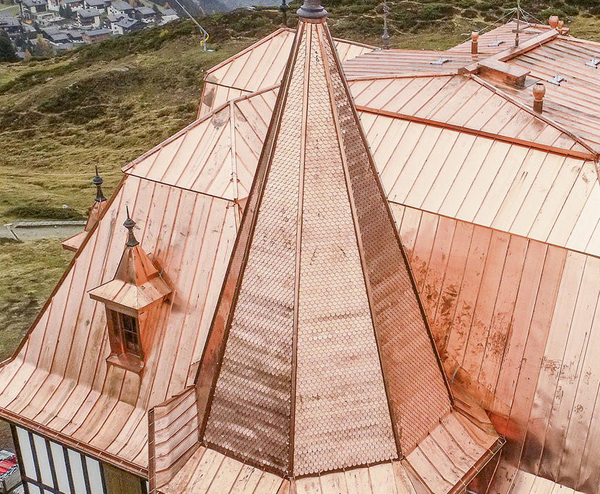 Der Pyramidenturm wurde mit einer Schindelbanddeckung versehen