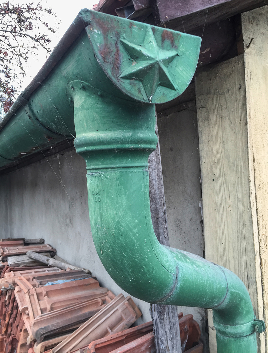 Eine Dachrinne aus verzinktem Stahlblech ist nach 70 Jahren noch im Einsatz