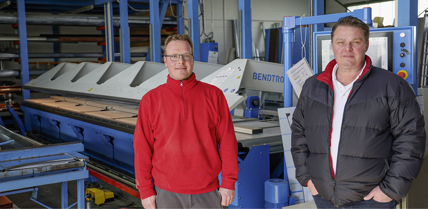 Thomas Vollmer und Mario Traub an der BendTron des Fachbetriebs Stübler