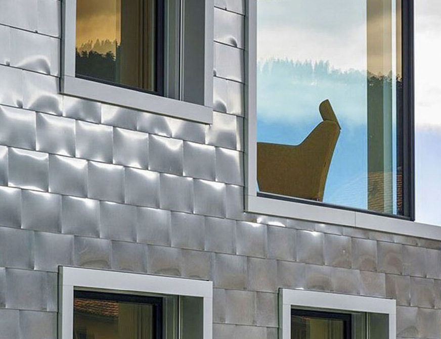 Als Kontrast zur Flächendeckung wurden die Fensterein­fassungen aus Aluminium mit matter Oberfläche ausgeführt
