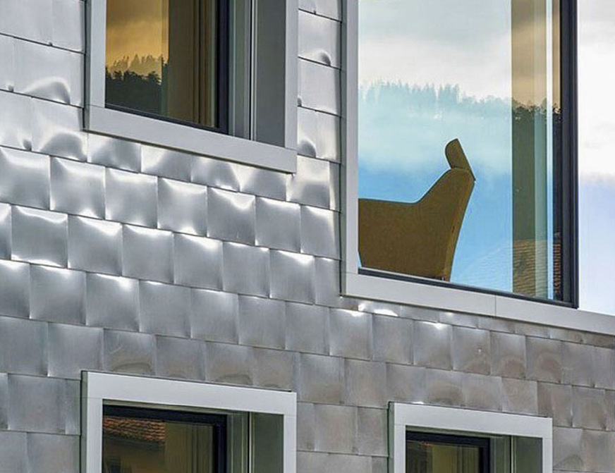 Als Kontrast zur Flächendeckung wurden die Fenstereinfassungen aus Aluminium mit matter Oberfläche ausgeführt