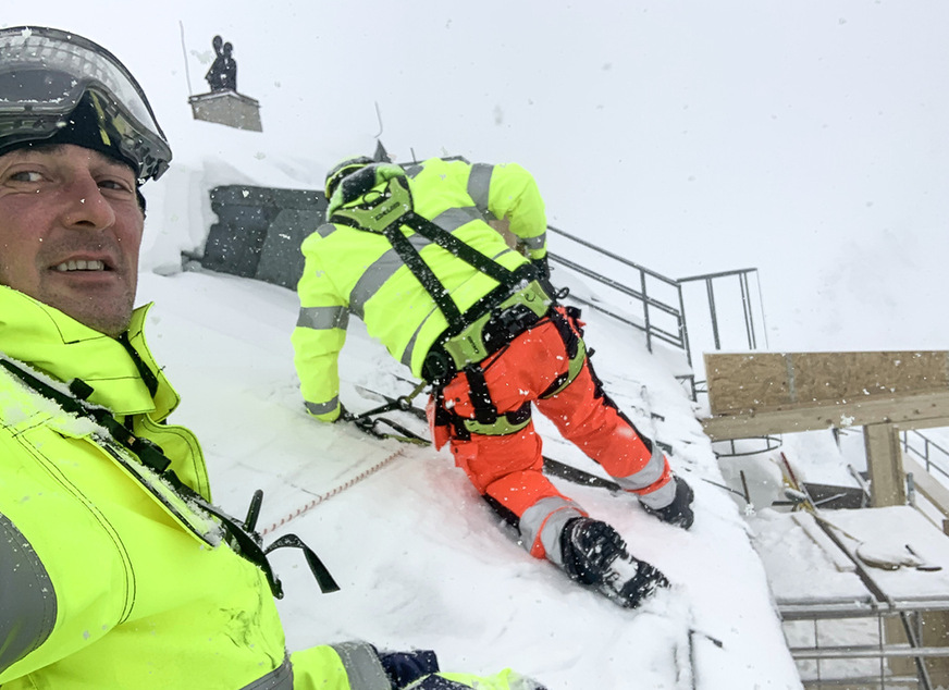 So viel Zeit muss sein: Peter Trenkwalder macht ein Selfie auf dem Dach des Becherhauses und natürlich mit Anseilschutz