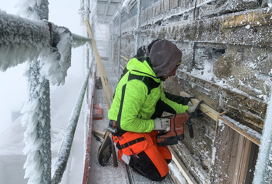 Ein Zimmermann trotzt Wind und Wetter