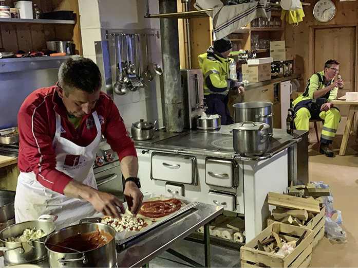 Pizzabacken in der alten Küche des Becherhauses