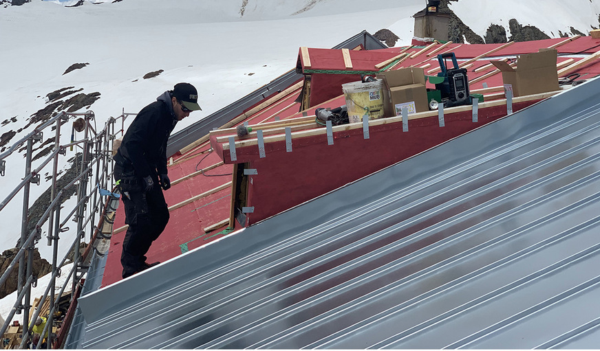 Ein Spengler kümmert sich um den Anschluss einer Dachgaube