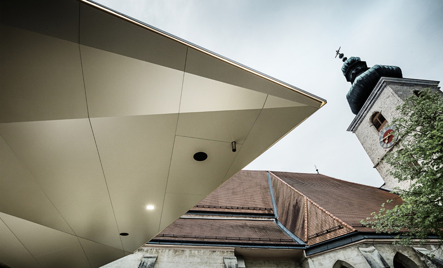 … dessen Spitze auf die Pfarrkirche zu deuten scheint