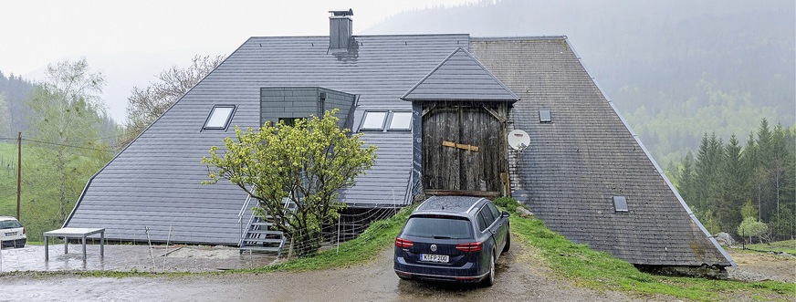 Alt und Neu nebeneinander. An der Langseite sieht man den Eingangserker für das Dachgeschoss und daneben/dahinter noch ein altes Scheunentor, das zum ehemaligen Heuschober führte