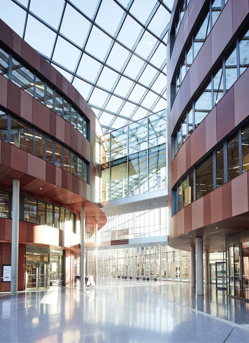 Das imposante mit Vogelschutzglas verglaste Atrium der ­neuen Zentralbibliothek der Philipps-Universität Marburg