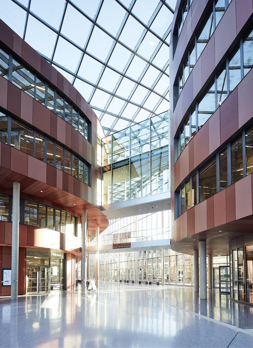 Das imposante mit Vogelschutzglas verglaste Atrium der neuen Zentralbibliothek der Philipps-Universität Marburg