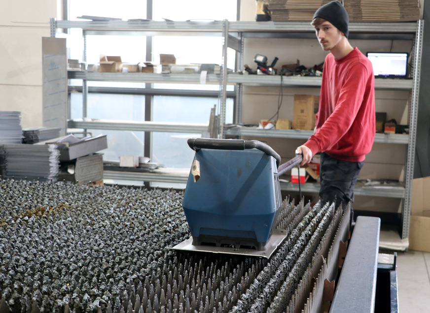 Der Umgang mit dem Auflageleisten-Reiniger TruTool TSC&nbsp;100 ist einfach: Der Mitarbeiter setzt das Gerät an, schaltet es ein, fährt die Leiste ab und setzt es in die nächste Reihe, so lange, bis die komplette Palette gereinigt ist