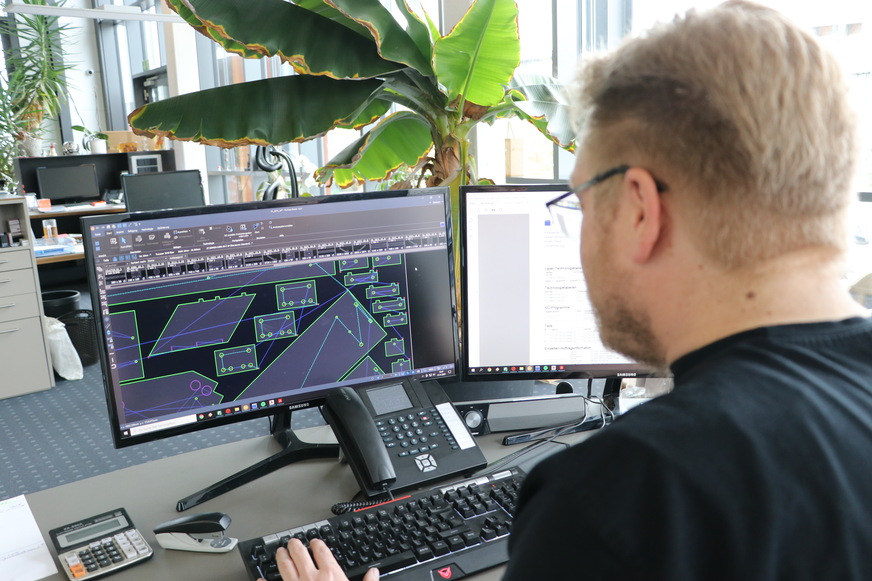 Benjamin Stiegeler bearbeitet diverse Aufträge an seinem CAD-System und startet das Programm anschließend an dem übersichtlichen Bedienfeld der TruLaser 3040 fiber.