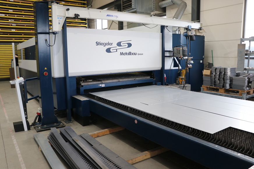 Die Stiegeler Metallbau GmbH schneidet auf der TruLaser 3030 fiber vor allem dünne Buntmetall-, Edelstahl- und Stahlbleche von einem bis sechs Millimeter. Die Anlage bearbeitet aber problemlos auch Blechdicken bis 25&nbsp;Millimeter