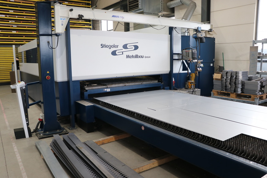 Die Stiegeler Metallbau GmbH schneidet auf der TruLaser 3030 fiber vor allem dünne Buntmetall-, Edelstahl- und Stahlbleche von einem bis sechs Millimeter. Die Anlage bearbeitet aber problemlos auch Blechdicken bis 25 Millimeter