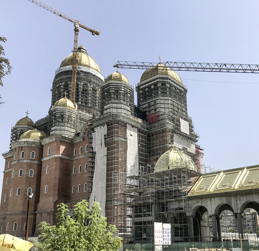 Dieser Blick auf die gewaltige Baustelle zeigt nahezu fertiggestellte Metallbedachungen