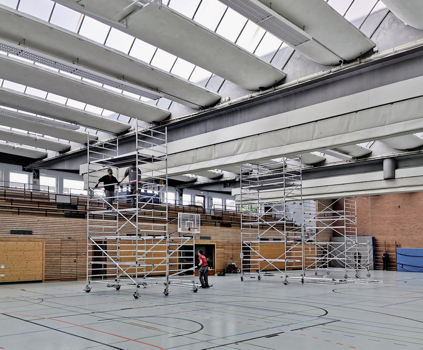 Die HP-Schalen liegen statisch mit 30 m langen Spannbetonbindern auf den Außenwänden auf. Das Niederschlagswasser wird in Schleppleitungen abgeleitet, die im Halleninneren unter der Decke verlegt sind