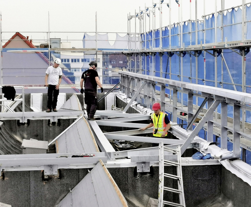 Vor der Montage musste ein Stahlbaurahmen gefertigt werden. Dieser wurde anschließend auf den Außenwänden zur Übernahme der neuen Dachlasten fixiert 