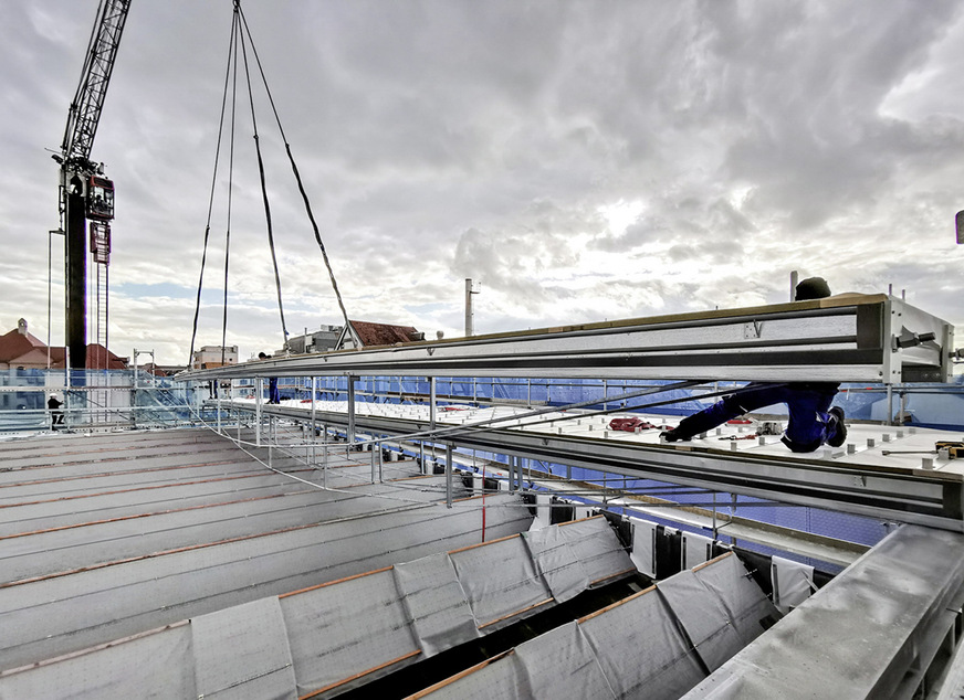 Aufgrund der perfekten Vorbereitung auf der Baustelle und dem werkseitig hohen Fertigungsgrad konnten die Dachelemente mithilfe eine Mobilkranes an nur einem Tag verlegt werden