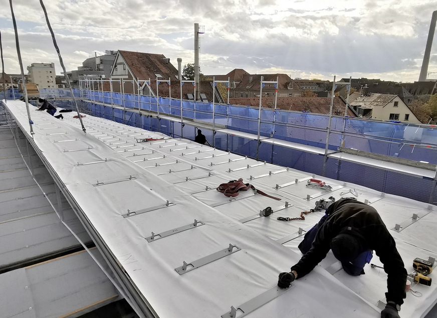 Da auch die Halter für die Wetterschutzebene aus Domitec-Dachprofilen werkseitig vormontiert waren, wurde auch bei der Verlegung der Profilbahnen auf der Baustelle viel wertvolle Zeit eingespart