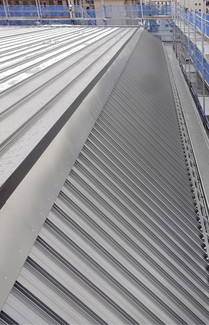 Die klein﻿eren Walmdachflächen und senkrechten Traufenblenden wurden ...