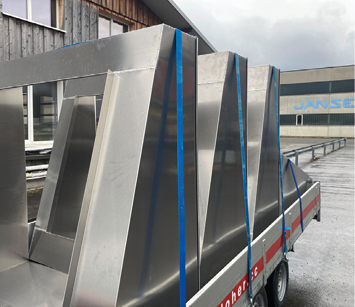 Die Lichtkuppeleinfassungen warten auf den Transport zur Baustelle